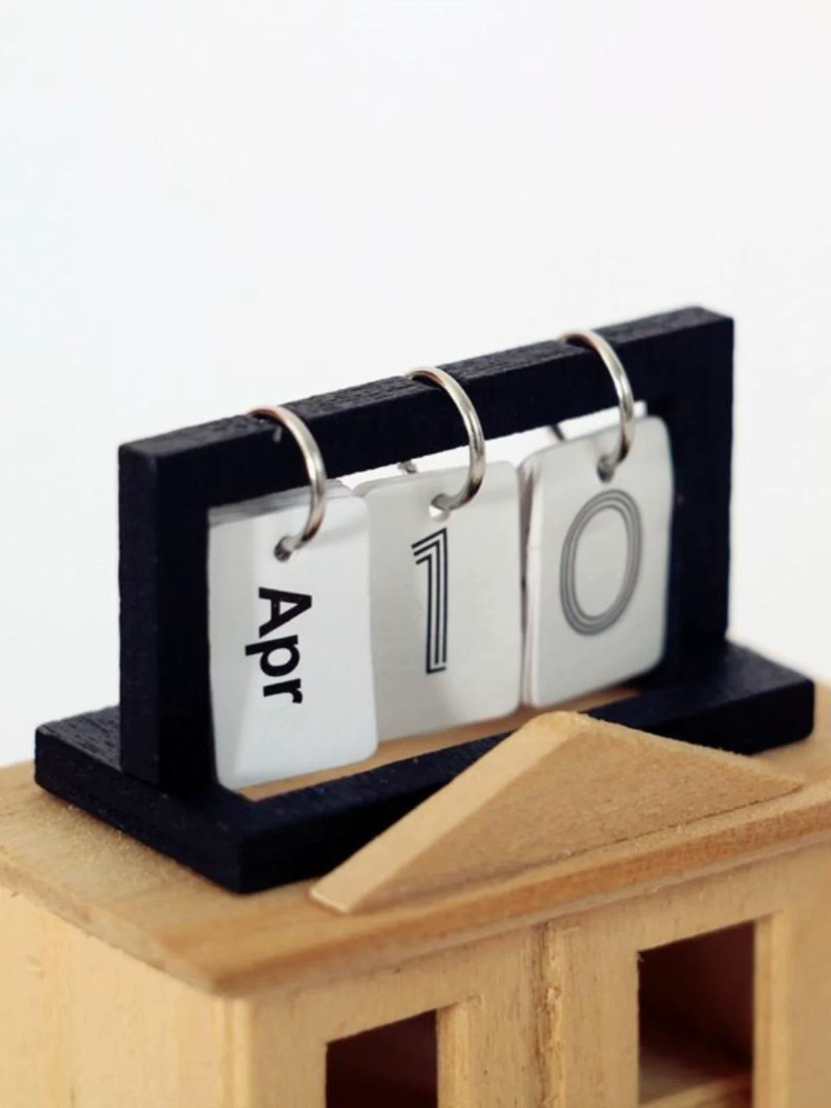 1:12 Miniature Dollhouse Flip Desk Calendar Model - Realistic Tiny Standing Calendar Prop for OB11 Blythe Dollhouse Decor